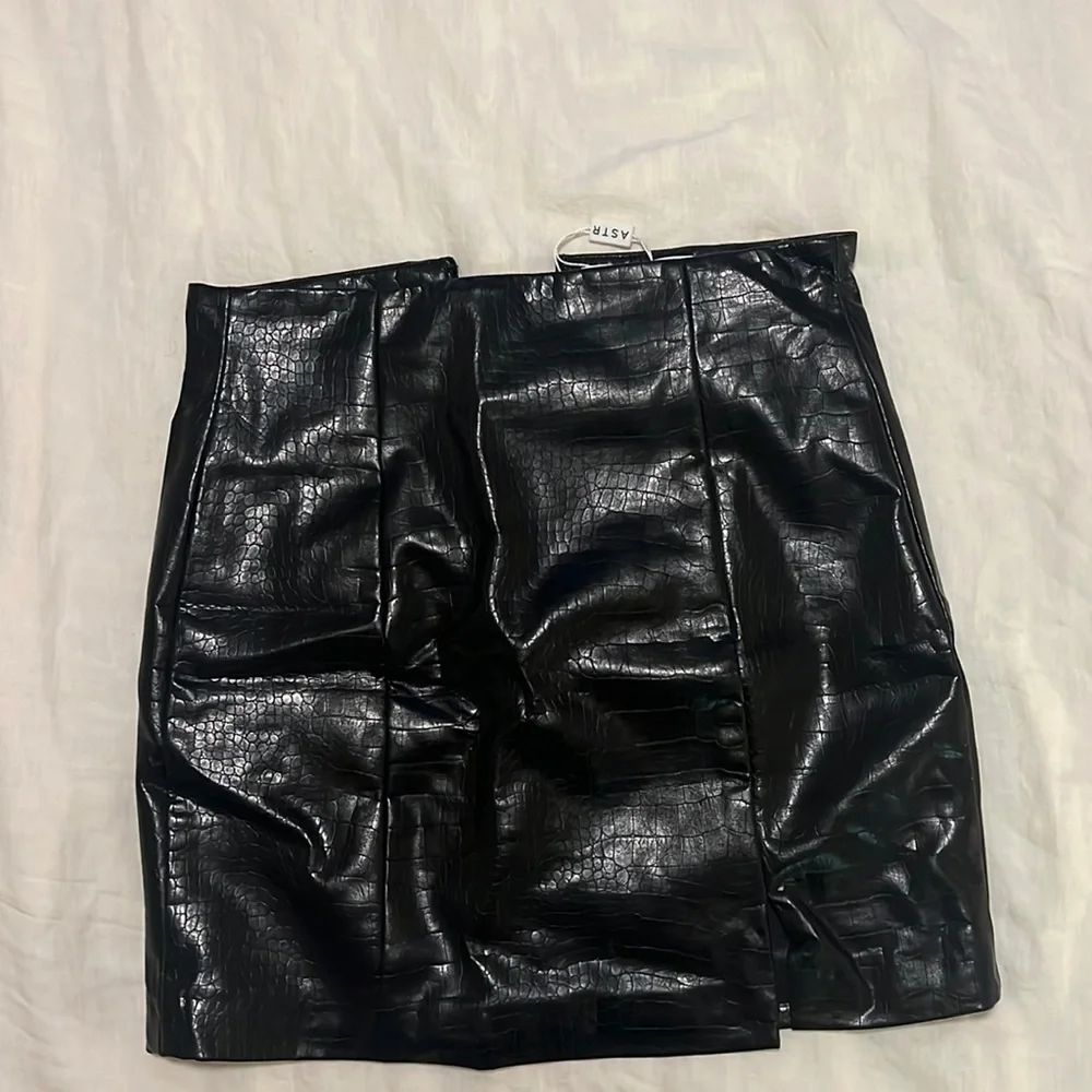 ASTR the label black snakeskin skirt - Picture 1 of 2